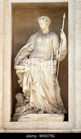 Statue von Gesundheit. Detail der Trevi-Brunnen in Rom, Italien Stockfoto