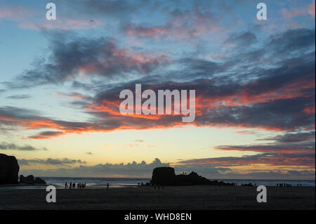 Dramatische unset über Kapelle Felsen am Strand Perranporth Cornwall Stockfoto