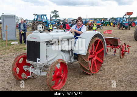 Haselbury Plucknet. Somerset. Vereinigtes Königreich. 18. August 2019. Ein restauriertes vintage Forson Major rund um den Ring zu einem gestern Landwirtschaft angetrieben wird e Stockfoto