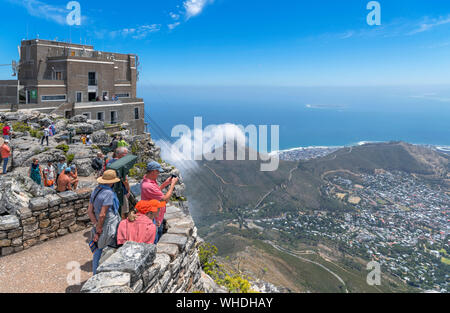 Blick vom Tafelberg mit der Tafelberg Seilbahn im Vordergrund und Lion's Head und Signal Hill hinter, Kapstadt, Südafrika Stockfoto