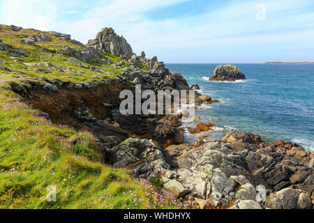 Auf der Suche nach Steinernen Porth und Inneren Kopf an Kopf Peninnis, St. Mary's Island, Isles of Scilly, Cornwall, England, Großbritannien Stockfoto