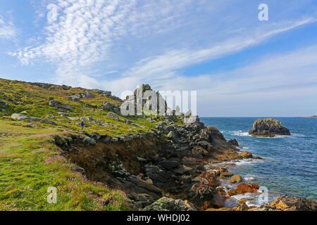 Auf der Suche nach Steinernen Porth und Inneren Kopf an Kopf Peninnis, St. Mary's Island, Isles of Scilly, Cornwall, England, Großbritannien Stockfoto