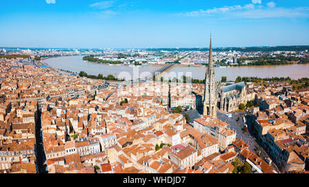 Bordeaux Antenne Panoramablick. Bordeaux ist eine Hafenstadt am Fluss Garonne im Südwesten von Frankreich Stockfoto