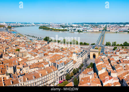 Bordeaux Antenne Panoramablick. Bordeaux ist eine Hafenstadt am Fluss Garonne im Südwesten von Frankreich Stockfoto