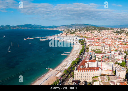 Cannes Beach Antenne Panoramablick. Cannes ist eine Stadt an der Französischen Riviera und an der Cote d'Azur in Frankreich. Stockfoto