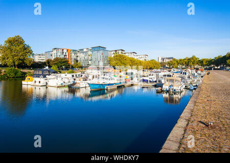 Boote und Yachten auf dem Fluss Erdre Dock in Nantes, Frankreich Stockfoto