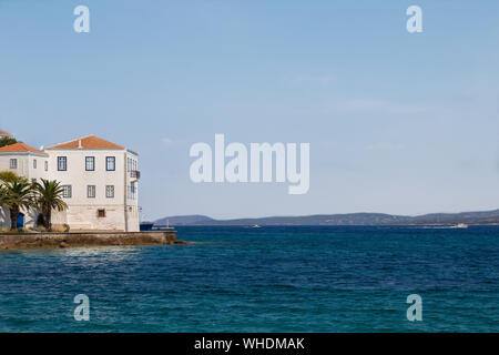 Gebäude der Insel Spetses am Saronischen Golf in der Nähe von Athen. Griechenland Stockfoto