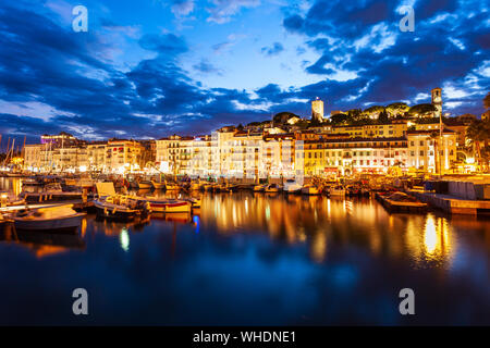 Cannes portl Panoramaaussicht in der Nacht. Cannes ist eine Stadt an der Französischen Riviera und an der Cote d'Azur in Frankreich. Stockfoto