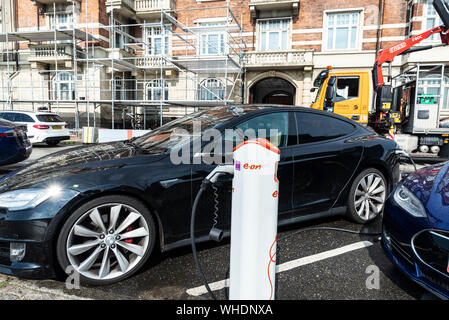 Kopenhagen, Dänemark - 27. August 2019: Tesla Elektroautos Batterien aufladen aufladen an einem Punkt der Firma e-on auf einer Straße in Kopenhagen, Den Stockfoto