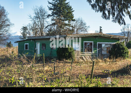 Alten, verlassenen Haus in disrepair auf kalten Herbst Tag. Stockfoto