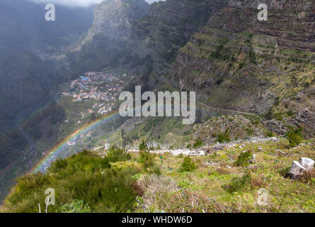 Regenbogen über Tal der Nonnen, Curral das Freiras auf der Insel Madeira, Portugal Stockfoto