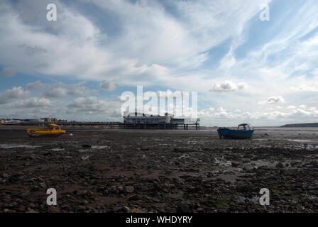 Knightstone Insel und gestrandete Boote - Ebbe an einem Sommertag in Weston Super Mare, North Somerset, England Großbritannien Stockfoto