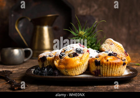 Hausgemachte Marihuana Muffins mit Beeren Früchte closeup Stockfoto