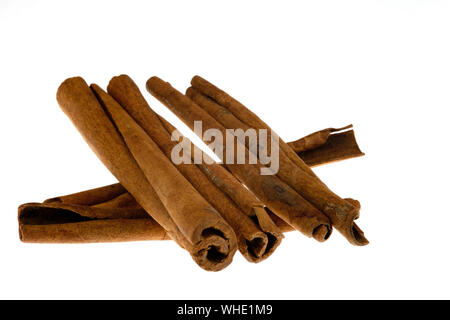 Ein Haufen von Cinnamon Sticks gegen einen weißen Hintergrund isoliert Stockfoto