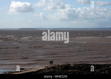 Die Grand Pier und gestrandete Boote - Ebbe an einem Sommertag in Weston Super Mare, North Somerset, England Großbritannien Stockfoto