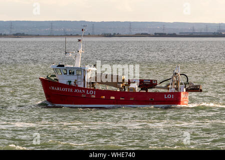 Angeln boot Charlotte Joan, die heraus zu Fischen am späten Nachmittag für die Nacht aus Leigh-on-Sea Southend zu vorbei auf die Mündung der Themse Stockfoto