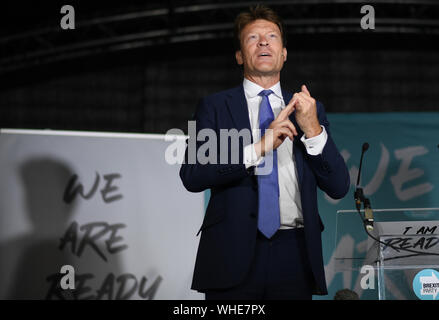 Brexit Partei Vorsitzender Richard Tice spricht während der Brexit Party's "Wir sind bereit" Veranstaltung in Colchester United Football Club in Essex. Stockfoto