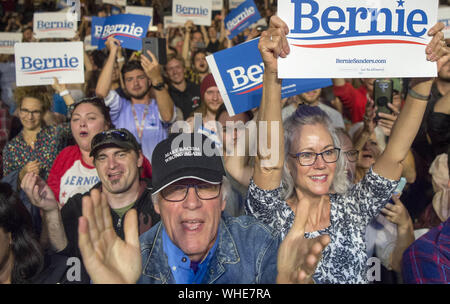 Portland, Maine, USA. 1. Sep 2019. September 1, 2019 - Portland, Maine. Anhänger für US, Senator Bernie Sanders jubeln wie Sanders spricht über universelle Gesundheitsversorgung für alle während einer Kampagne Stopp für den demokratischen Präsidentschaftskandidaten am Staatstheater in Portland, Maine am Sonntag, 1. September 2019. Über 1.600 Menschen wurden in Anwesenheit für die Rallye. Quelle: Michael G. Seamans/ZUMA Draht/Alamy leben Nachrichten Stockfoto