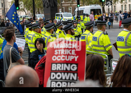 London, 2. September 2019 Demonstranten vor Downing Street während Boris Johnson's Ankündigung auf Brexit. Kredit Ian DavidsonAlamy leben Nachrichten Stockfoto