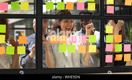 Ekstatisch kaukasischen Frauen Leader und vielfältige Business Team Erfolge feiern Stockfoto