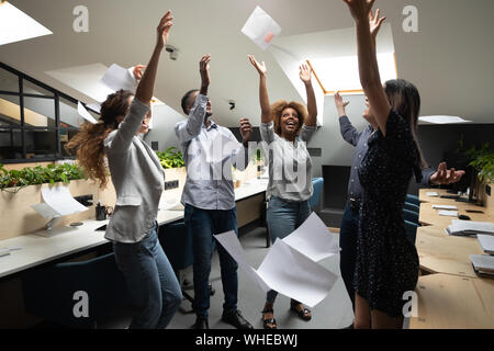 Happy multiethnischen Business Team werfen werfen Papiere im Büro Stockfoto