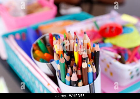 Buntstifte in Federmäppchen - Kindererziehung - farbige Zeichnung Stockfoto