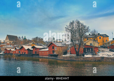 Alte historische Porvoo, Finnland mit Holzhäuser und mittelalterliche Stein und Ziegel Porvoo Cathedral an der blauen Stunde Sonnenaufgang. Stockfoto