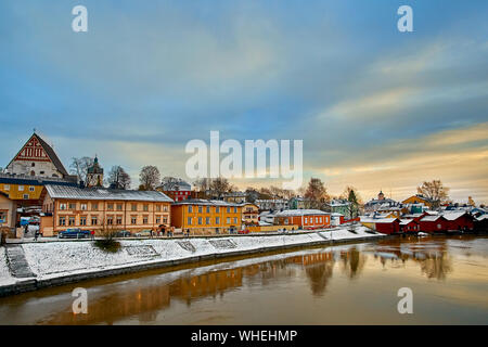 Alte historische Porvoo, Finnland mit Holzhäuser und mittelalterliche Stein und Ziegel Porvoo Cathedral an der blauen Stunde Sonnenaufgang. Stockfoto