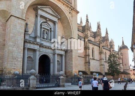 SEGOVIA, Spanien - 25 April 2018: Die Fassade der Kathedrale von Segovia. Stockfoto