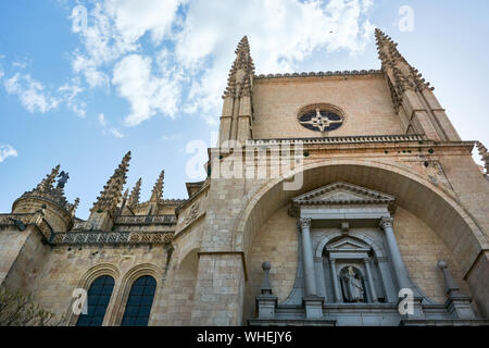 SEGOVIA, Spanien - 25 April 2018: Die Fassade der Kathedrale von Segovia. Stockfoto