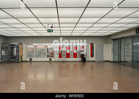 Hamburg, Deutschland - 22. Mai 2018: Mann und Frau Bahn-tickets am Hamburger Flughafen Bahnhof. Stockfoto