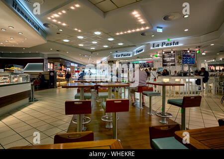 Hamburg, Deutschland - 22. Mai 2018: Food Court im zentralen Mall of Hamburg. Stockfoto