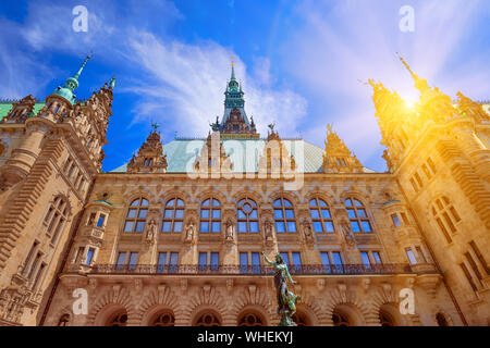Rathaus Rathaus turm in Hamburg an einem sonnigen Sommertag. Stockfoto