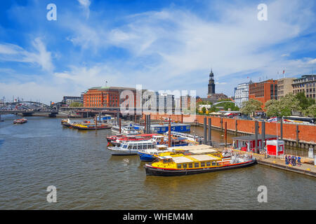 Hamburg, Deutschland - 22. Mai 2018: Schöne Aussicht aus Hamburg Speicherstadt zum Hafen Boote an einem sonnigen Tag im Sommer Stockfoto