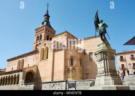 SEGOVIA, Spanien - 25 April 2018: Der San Martin Kirche und das Denkmal zu Juan Bravo in Segovia. Stockfoto