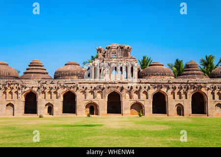 Elefant Ställe, Teil der Zanana Einhausungen an Hampi, der Mitte des hinduistischen Vijayanagara Empire in Karnataka, Indien Stockfoto