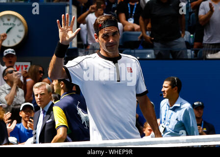 New York, USA. 01 Sep, 2019. Roger Federer von der Schweiz spielt während der vierten Runde Herren Einzel Match gegen David Goffin Belgien am Tag sieben der 2019 US Open am USTA Billie Jean King National Tennis Center am 01 September, 2019 in Queens Borough von New York City. Credit: Unabhängige Fotoagentur/Alamy leben Nachrichten Stockfoto