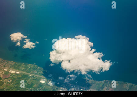 An einem Tag mit blauem Himmel im Sommer weichen, geschwollenen Wolken über dem Atlantischen Ozean. Fotografiert von einem normalen kommerziellen Flug Fensterplatz. 35000 Fuß. Stockfoto