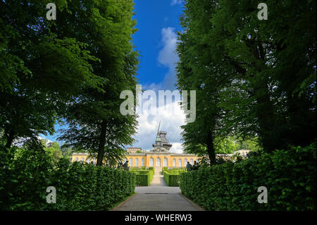 Die historische Windmühle auf der Oberseite des Neuen Kammern im Park Sanssouci in Potsdam, Deutschland. Stockfoto