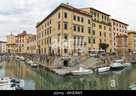 LIVORNO, Italien - 11 Juli, 2019: Stadtbild mit Canal und Turm. Livorno wurde in 1017 als einer der kleinen Küstenfestungen Pisa Schutz gegründet. Stockfoto