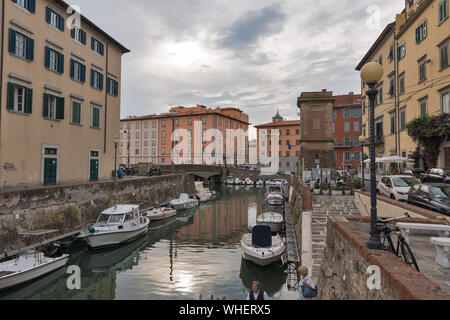 LIVORNO, Italien - 11 Juli, 2019: Stadtbild mit Canal und Turm. Livorno wurde in 1017 als einer der kleinen Küstenfestungen Pisa Schutz gegründet. Stockfoto