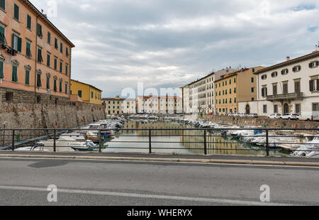 LIVORNO, Italien - 11 Juli, 2019: Stadtbild mit Booten vor Neue Festung in der Venezia Nuova Bezirk vertäut. Livorno ist eine Stadt an der Ligurischen Stockfoto