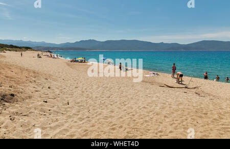 PROPRIANO, Frankreich - Juli 17, 2019: die Menschen besuchen Sie wunderschöne Sommer Sandstrand auf der Insel Korsika Westküste. Korsika ist eine Insel im Mittelmeer S Stockfoto