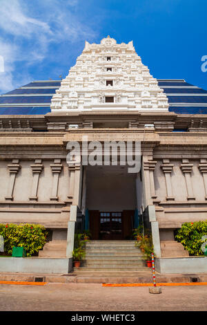 Sri Radha Krishna Tempel ist in Bangalore in Indien, einem der größten ISKCON-Tempel in der ganzen Welt. Stockfoto