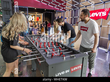 Kiew, Ukraine - 18. MAI 2019: Menschen spielen in einem extra großen Kicker wissen auch als Tabelle Fußball und Tischfußball in Levis stand während Kiew Beer Fest Stockfoto
