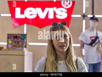 Kiew, Ukraine - Mai 18, 2019: junge schöne Frau arbeitet bei Levi's oder Levi Strauss eine Amerikanische Kleidung Firma stand während Kiew Beer Festival Vol. Stockfoto