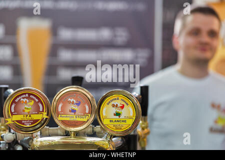 Kiew, Ukraine - Mai 18, 2019: der Barkeeper arbeitet bei Bier Gnome Brauerei stand während Kiew Beer Festival Vol.4 in der Kunst Zavod Platforma. Mehr als 60 Handwerksbetriebe Stockfoto