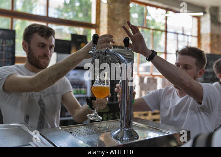 Kiew, Ukraine - 18. MAI 2019: Barkeeper Handwerk Bier in Kiew Beer Festival Vol.4 in der Kunst Zavod Platforma. Mehr als 60 Handwerk Bier Brauereien wurden p Stockfoto