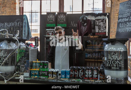 Kiew, Ukraine - Mai 18, 2019: der Barkeeper Arbeiten in Stein Brauerei Berliner Brauerei stand während Kiew Beer Festival Vol.4 in der Kunst Zavod Platforma. Mehr als Stockfoto