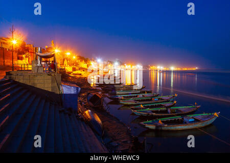 Bunte Boote und Ganges in Varanasi Stadt in Indien in der Nacht Stockfoto